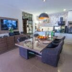 Villa Vie - Hit Booker - Kitchen and dining area