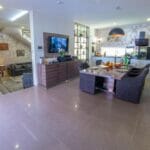 Villa Vie - Hit Booker - Kitchen and dining area