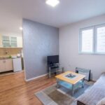 Cozy Corner near Old Town – Hit Booker – Living Room