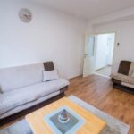 Cozy Corner near Old Town – Hit Booker – Living Room