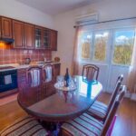 Central Train Station Apartment - Hit Booker - Kitchen and dining area