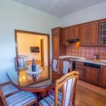 Central Train Station Apartment - Hit Booker - Kitchen and dining area
