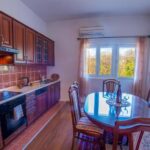 Central Train Station Apartment - Hit Booker - Kitchen and dining area
