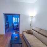 Central Train Station Apartment - Hit Booker - Living room