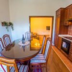 Central Train Station Apartment - Hit Booker - Kitchen and dining area