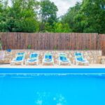 Retro Pool House - Hit Booker