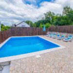 Retro Pool House - Hit Booker